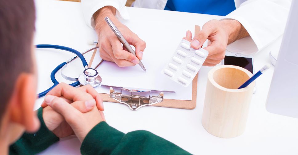 Medico explicando a relaçao de Dedetizacao E Saude Ocupacional
