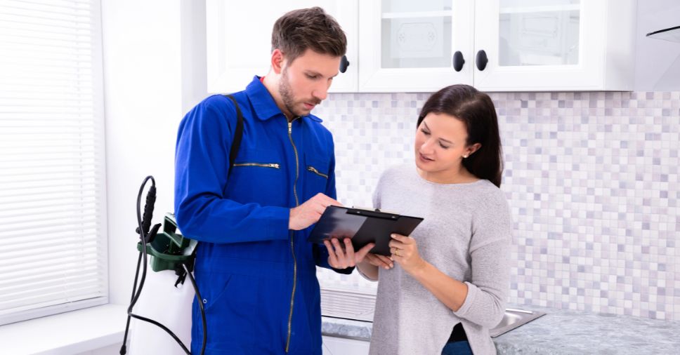Medico homem e mulher fazendo Checklist Para Controle De Pragas