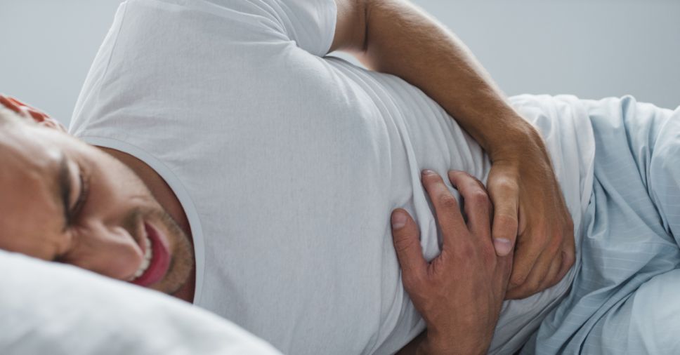 Homem com dor abdominal ilustra riscos de doenças causadas por caixa d'água suja.